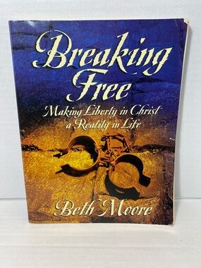 Breaking Free by Beth Moore - Blue & Gold Cover